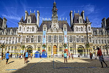 FRANCE. PARIS (75) PARIS-PLAGES. VOLLEYBALL PLAYERS ON THE FORECOURT OF THE TOWN HALL