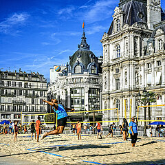 FRANCE. PARIS (75) 4TH DISTRICT. BEACH VOLLEY TOURNAMENT AT PARIS-PLAGES. FORECAST OF THE TOWN HALL. IN THE BACKGROUND  THE CITY HALL BAZAAR - BHV