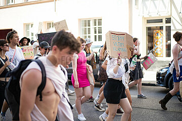 Gegen Victim Blaming and Sexismus: SlutWalk in München