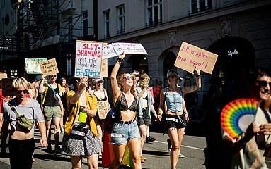 Gegen Victim Blaming and Sexismus: SlutWalk in München
