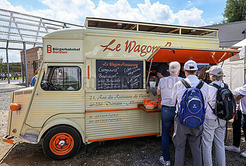 Foodtruck „Le Wagon - Restaurant“ der gemeinnuetzigen Beschaeftigungsgesellschaft „Dorstener Arbeit“  Emscherland  Castrop-Rauxel  Nordrhein-Westfalen  Deutschland