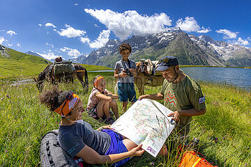 HAUTES-ALPES (05)  ECRINS NATIONAL PARK  ROMANCHE VALLEY  VILLAR D'ARENE  ACCOMPANIED FAMILY TREK WITH PACK ANIMALS FACING THE MEIJE GLACIERS