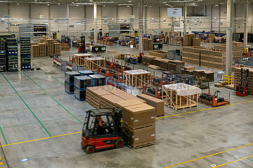 Deutschland  Bremen - Umpackbereich im Logistikzentrum C3 Bremen (BLG Logistics Group fuer Mercedes-Benz)