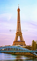 FRANCE. PARIS (75) THE EIFFEL TOWER AND THE PONT ROUELLE WHICH SPANS THE SEINE  PASSING BY THE ILE AUX CYGNES