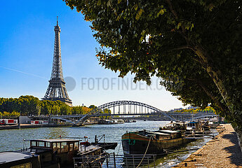 FRANCE. PARIS (75) THE EIFFEL TOWER AND THE DEBILLY FOOTBRIDGE FROM THE BANKS OF THE SEINE RIVER