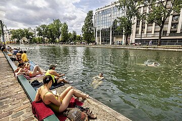 FRANCE. PARIS (75) 10TH DISTRICT. PARIS-PLAGES 2023. THE SAINT-MARTIN CANAL OPENS FOR SWIMMING  JEMMAPES QUAY. THE SUPERVISED SWIMMING AREA WILL BE ACCESSIBLE TO ALL  FREE OF CHARGE  ON SUNDAY AFTERNOONS  FOR 1 MONTH  FROM MID-JULY TO MID-AUGUST. DELIMITED ON APPROXIMATELY 100 METERS LONG. IT WILL BE ADDED TO A SOLARIUM WITH DECKCHAIRS! ON THESE SWIMMING TIMES  THE LOCKS ARE CLOSED SO THAT THERE IS NO NAVIGATION