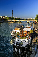 FRANCE. PARIS (75) VIEW OVER THE SEINE RIVER AND ITS BARGES  THE PONT DES INVALIDES BRIDGE AND THE EIFFEL TOWER