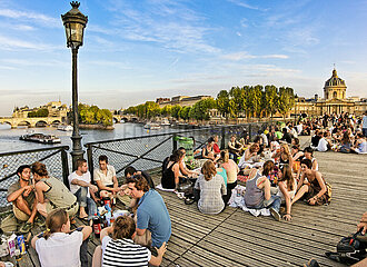 FRANCE. PARIS (75) PONT DES ARTS BRIDGE ON SEINE RIVER