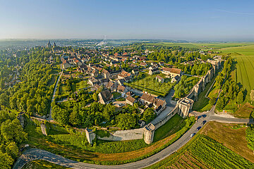 FRANCE - ILE DE FRANCE - SEINE ET MARNE (77) - PROVINS: AERIAL VIEW OF THE RAMPARTS FROM THE WEST. THE TOWN IS RENOWNED FOR ITS MEDIEVAL FORTIFICATIONS: THE UPPER TOWN WALL  1 200 METERS LONG AND COMPRISING 22 TOWERS OF VARYING GEOMETRIES  WAS BUILT FROM 1226 TO 1314. IT REMAINS TODAY THE BEST PRESERVED PART  THANKS IN PARTICULAR TO TO SEVERAL RECENT PHASES OF RESTORATION  AND CONTRIBUTES GREATLY TO THE TOURIST ATTRACTION OF THE CITY.