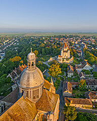ILE DE FRANCE - SEINE ET MARNE (77) - PROVINS: AERIAL VIEW OF THE HISTORIC CENTER OF THE UPPER TOWN  LISTED AS A UNESCO WORLD HERITAGE SITE. IN THE FOREGROUND  THE SAINT QUIRIACE COLLEGIATE CHURCH  BUILT IN THE 20TH CENTURY. IN THE BACKGROUND  THE CESAR TOWER  BUILT IN THE 12TH CENTURY ON AN ARTIFICIAL MOUND AND THE ONLY OCTAGONAL KEEP WITH A SQUARE BASE. IN THE BACKGROUND ON THE LEFT  THE LOWER TOWN.