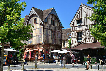 FRANCE. SEINE-ET-MARNE (77). PROVINS. OLD HALF-TIMBERED HOUSE IN THE OLD TOWN  PLACE DU CHATEL.