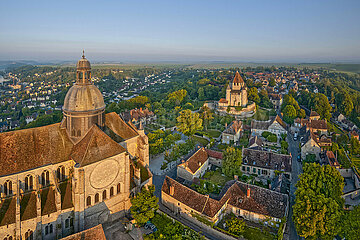 ILE DE FRANCE - SEINE ET MARNE (77) - PROVINS: AERIAL VIEW OF THE HISTORIC CENTER OF THE UPPER TOWN  LISTED AS A UNESCO WORLD HERITAGE SITE. IN THE FOREGROUND  THE SAINT QUIRIACE COLLEGIATE CHURCH  BUILT IN THE 20TH CENTURY. IN THE BACKGROUND  THE CESAR TOWER  BUILT IN THE 12TH CENTURY ON AN ARTIFICIAL MOUND AND THE ONLY OCTAGONAL KEEP WITH A SQUARE BASE. IN THE BACKGROUND ON THE LEFT  THE LOWER TOWN.