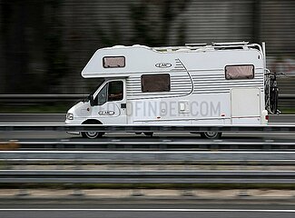 Wohnmobil auf einer Autobahn