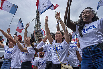 FRANCE. PARIS (75) 16TH DISTRICT. PORT DEBILLY  AT THE FOOT OF THE EIFFEL TOWER  CELEBRATION AND PRESENTATION OF THE PARIS 2024 OLYMPIC TORCH  IN FRONT OF SUPPORTERS OF THE FRENCH OLYMPIC TEAM