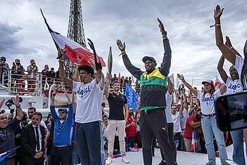 FRANCE. PARIS (75) 16 TH ARRONDISSEMENT. PORT DEBILLY  CELEBRATION AND PRESENTATION OF THE PARIS 2024 OLYMPIC TORCH BY TONY ESTANGUET (PRESIDENT OF PARIS 2024)  USAIN BOLT (THE CELEBRATED JAMAICAN ATHLETE  OLYMPIC SPRINT CHAMPION) IN FRONT OF THE FRENCH OLYMPIC TEAM SUPPORTERS