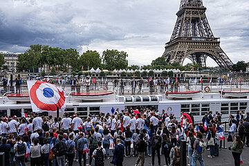 PARIS (75) 16 TH ARRONDISSEMENT. PORT DEBILLY  AT THE FOOT OF THE EIFFEL TOWER  CELEBRATION AND PRESENTATION OF THE PARIS 2024 OLYMPIC TORCH IN FRONT OF SUPPORTERS OF THE FRENCH OLYMPIC TEAM