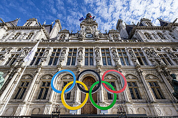 FRANCE. PARIS (75) (4TH DISTRICT) THE OLYMPIC RINGS  AT THE FOOT OF THE FACADE OF THE TOWN HALL  IN ANTICIPATION OF THE PARIS 2024 OLYMPIC GAMES
