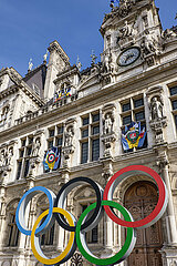 FRANCE. PARIS (75) (4TH DISTRICT) THE OLYMPIC RINGS  AT THE FOOT OF THE FACADE OF THE TOWN HALL  IN ANTICIPATION OF THE PARIS 2024 OLYMPIC GAMES