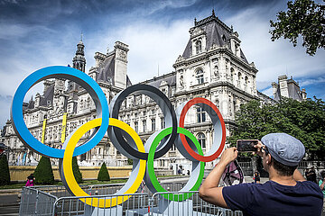 FRANCE. PARIS (4TH DISTRICT). OLYMPIC DAY . 2018-06-23. THE OLYMPIC RINGS IN FRONT OF CITY HALL