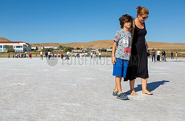 Tuerkei  Sereflikochisar - Trocken gefallener Teil des Salzsees Tuz Goelue  einer der salzhaltigsten Seen der Welt