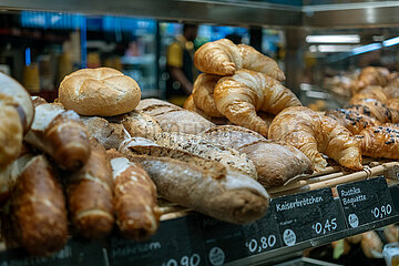 Deutschland  Bremen - Broetchen und Croissants in der Auslage einer Baeckereikette am Hauptbahnhof