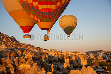 Tuerkei  Goereme - Touristische Ballonfahrt im Goereme-Nationalpark in Kappadokien  mit im Bild Tuffsteine und Feenkamine
