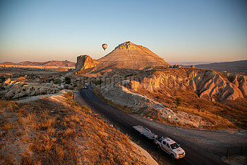Tuerkei  Goereme - Ballonfahrt im Goereme-Nationalpark in Kappadokien  mit im Bild Tuffsteine
