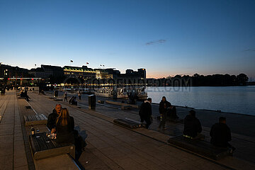 Deutschland  Hamburg - Menschen geniessen Abend an der Aussenalster in der City