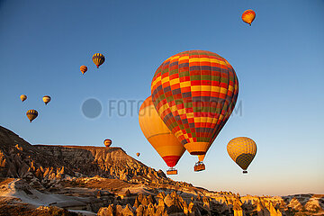 Tuerkei  Goereme - Touristische Ballonfahrt im Goereme-Nationalpark in Kappadokien  mit im Bild Tuffsteine und Feenkamine