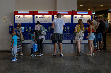 Deutschland  Bremen - Fahrkartenverkauf an Automaten fuer Nah- und Fernverkehr im Bremer Hauptbahnhof