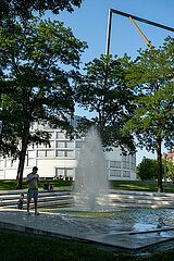 Deutschland  Bielefeld - Brunnen in einem Park im Stadtzentrum  hinten Stadthalle Bielefeld