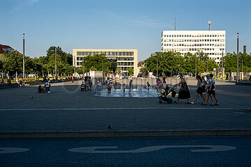 Deutschland  Bielefeld - Kesselbrink-Platz  Stadtteil Mitte  Kinder spielen bei Sommerwetter am Brunnen