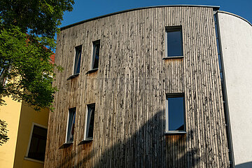 Deutschland  Bielefeld - Neubau mit Holzfassade