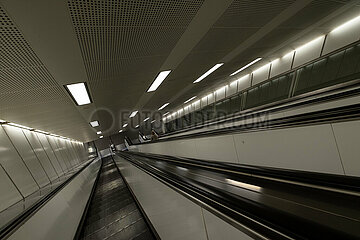 Deutschland  Hamburg - Rolltreppe in den Untergrund zu einer U-Bahn-Station