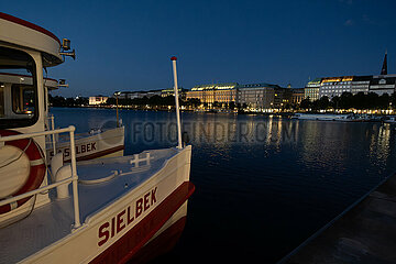 Deutschland  Hamburg - Ausflugsboot am Abend an der Aussenalster in der City