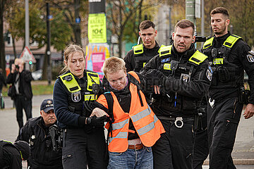 Letzte Generation blockiert Frankfurter Tor