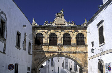 ITALY. PUGLIA REGION. VILLAGE OF OSTUNI. THE ARCH OF SCOPPA OF THE EPISCOPAL PALACE OF THE CATHEDRAL
