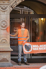 Letzte Generation besprüht FDP HQ Hans-Dietrich-Genscher-Haus