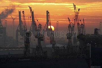 Hamburger Hafen  Hafenkräne mit Sonnenuntergang