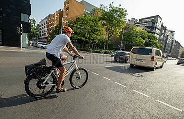 Deutschland  Berlin - Fahrradfahrer im Stadtteil Kreuzberg