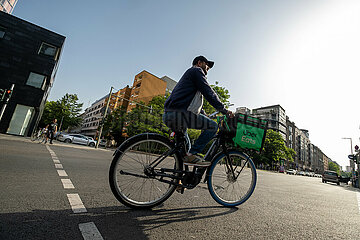 Deutschland  Berlin - Fahrradkurier fuer Ueber Eats im Stadtteil Kreuzberg