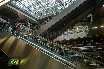 Deutschland  Berlin - Blick auf Rolltreppen in die untere Ebene im Berlin Hauptbahnhof (tief)