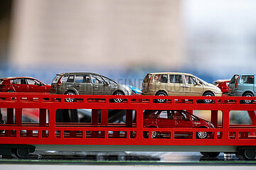 Deutschland  Bremerhaven - Modellhafte Darstellung mit Spielzeugautos zum Thema Logistik und Transport von Autos