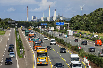 Berufsverkehr auf der Autobahn A2  Bottrop  Ruhrgebiet  Nordrhein-Westfalen  Deutschland