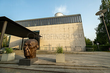 Deutschland  Berlin - Akademie der Konrad-Adenauer-Stiftung e.V. an der Tiergartenstrasse mit Skulptur des frueheren CDU-Kanzlers Adenauer