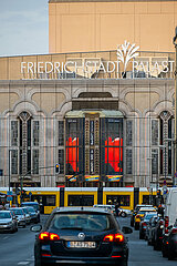 Deutschland  Berlin - Friedrichstadt-Palast in der Friedrichsstrasse (Stadtteil Mitte)  Blick von der Reinhardtstrasse