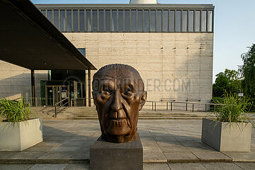 Deutschland  Berlin - Akademie der Konrad-Adenauer-Stiftung e.V. an der Tiergartenstrasse mit Skulptur des frueheren CDU-Kanzlers Adenauer