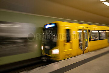 Deutschland  Berlin - einfahrende U-Bahn