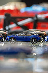 Deutschland  Bremerhaven - Modellhafte Darstellung mit Spielzeugautos zum Thema Logistik und Verschiffung von Autos
