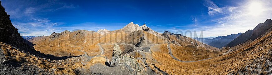 FRANCE. HAUTES-ALPES (05) PANORAMIC VIEW ON COL AGNEL IN FALL. IN THE CENTER  THE MOUNTAIN PEAK PAIN DE SUCRE  SEPARATING FRANCE AND ITALY
